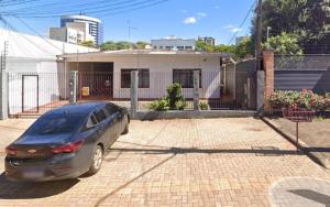 un'auto parcheggiata di fronte a una casa di Casa para Estadia a Foz do Iguaçu