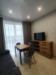 TV a/nebo společenská místnost v ubytování New Suit Apartment