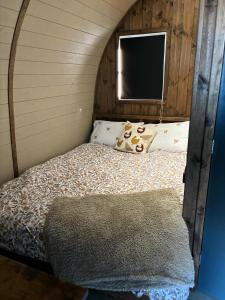 ein Schlafzimmer mit einem Bett in einem kleinen Zimmer in der Unterkunft Standen Lodge - Glamping Pods with hot tub - Mablethorpe in Mablethorpe