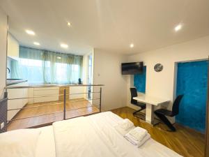 ein Schlafzimmer mit einem Bett, einem Schreibtisch und einem Computer in der Unterkunft Dreams Apartment Bacvice in Split