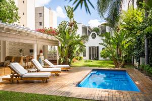 a backyard with a swimming pool and a villa at Villa Vicuña Salta Hotel Boutique in Salta