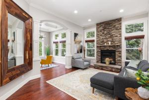 Χώρος καθιστικού στο Luxury Lake Waterfront Retreat