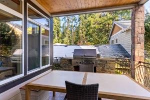 Μπαλκόνι ή βεράντα στο Luxury Lake Waterfront Retreat