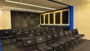 een vergaderzaal met stoelen en een muur bij Hotel Grande Serra in Trindade