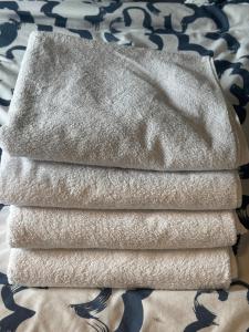 ein Stapel Handtücher auf einem Bett in der Unterkunft Quiet and Spacious 2BR And Salon Terrasse Parking in Saint-Denis + 22 Fotos