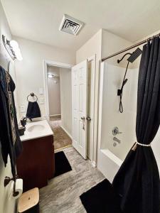 Koupelna v ubytování Modern & Vibrant Oasis Minutes from Downtown + 40 fotografií