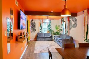 TV a/nebo společenská místnost v ubytování Modern & Vibrant Oasis Minutes from Downtown