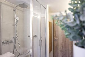 Koupelna v ubytování Haus Schiller + 25 fotografií