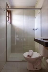une salle de bains avec douche, toilettes et lavabo dans l'établissement Pousada Portal da Serra, à Campos do Jordão 129 autres photos