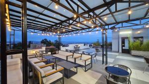 een patio met tafels en stoelen en uitzicht bij The White Residence Kigali in Kigali