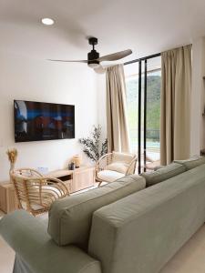 NimaimaにあるKoaのリビングルーム(緑のソファ、椅子付)