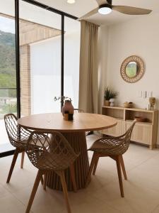 NimaimaにあるKoaの木製のテーブルと椅子のあるダイニングルーム +29枚の写真