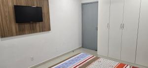 Μια τηλεόραση ή/και κέντρο ψυχαγωγίας στο Moderno departamento en Lambaré cerca de todo