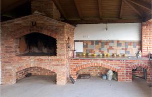 een bakstenen oven met een aanrecht in de keuken bij 2 Bedroom Stunning Home In Karlovac in Zadoborje