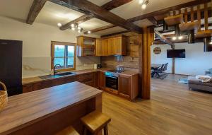 een keuken met houten kasten en een woonkamer bij 2 Bedroom Stunning Home In Karlovac in Zadoborje