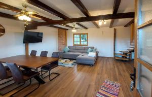 een woonkamer met een tafel en een bank bij 2 Bedroom Stunning Home In Karlovac in Zadoborje