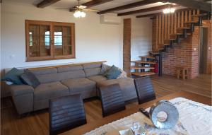een woonkamer met een bank en een trap bij 2 Bedroom Stunning Home In Karlovac in Zadoborje +3 foto's