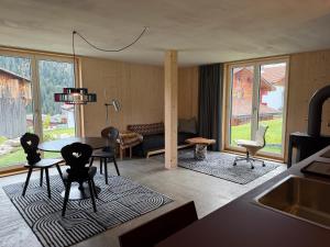 a living room with a table and chairs at Casa Glisch im Zentrum von Sedrun, mit Sauna in Sedrun