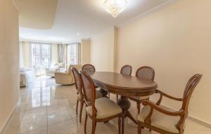 Χώρος καθιστικού στο 3 Bedroom Gorgeous Apartment In Elche