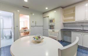 Η κουζίνα ή μικρή κουζίνα στο 3 Bedroom Gorgeous Apartment In Elche