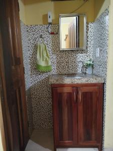 a bathroom with a sink and a mirror at Recanto Zen centro Cumuruxatiba in Cumuruxatiba