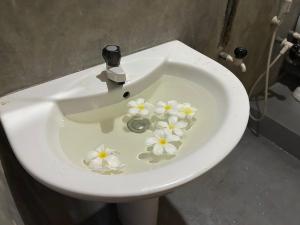 a sink with flowers in the middle of it at Cabana Unawatuna in Unawatuna