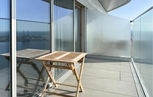 un banco de madera en el balcón de un edificio en 1 Bedroom Cozy Apartment In Aarhus C, en Århus Østbanegård