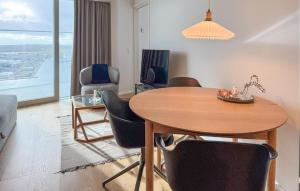 Una sala de estar con una mesa y sillas de madera. en 1 Bedroom Cozy Apartment In Aarhus C, en Århus Østbanegård