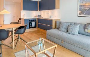 una sala de estar con un sofá y una mesa en 1 Bedroom Cozy Apartment In Aarhus C, en Århus Østbanegård
