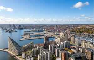 Una vista aérea de una ciudad con un río y edificios. en 1 Bedroom Cozy Apartment In Aarhus C, en Århus Østbanegård 2 fotos más