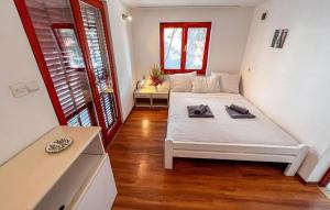 Postel nebo postele na pokoji v ubytování Nice Apartment In Gdinj With Wifi