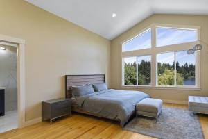 Postel nebo postele na pokoji v ubytování Star Lake Waterfront Estate