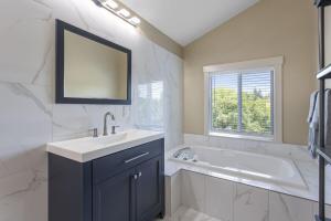 Koupelna v ubytování Star Lake Waterfront Estate + 39 fotografií