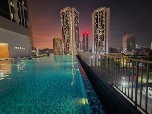 La pileta dentro o cerca de Chamber service Suites Kuala Lumpur