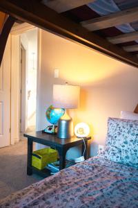 Ένα ή περισσότερα κρεβάτια σε δωμάτιο στο Entire Home AC 4Beds Sleeps 8 Double Garage Near WEM Free Wifi & Netflix