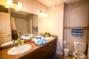 Ένα μπάνιο στο Entire Home AC 4Beds Sleeps 8 Double Garage Near WEM Free Wifi & Netflix +33 φωτογραφίες