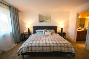 Ένα ή περισσότερα κρεβάτια σε δωμάτιο στο Entire Home AC 4Beds Sleeps 8 Double Garage Near WEM Free Wifi & Netflix