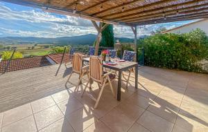 stół i krzesła na patio z widokiem w obiekcie Cozy Home In Roquebrune-Sur-Argens With Outdoor Swimming Pool w mieście La Rouviere