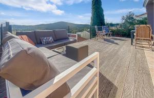 kanapę siedzącą na drewnianym tarasie w obiekcie Cozy Home In Roquebrune-Sur-Argens With Outdoor Swimming Pool w mieście La Rouviere +15 zdjęć