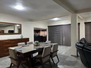 ein Esszimmer mit Tisch und Stühlen in der Unterkunft Beautiful Beach House in Barra de Coyuca + 24 Fotos
