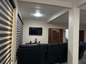 ein Wohnzimmer mit Couch und Flachbildfernseher in der Unterkunft Beautiful Beach House in Barra de Coyuca