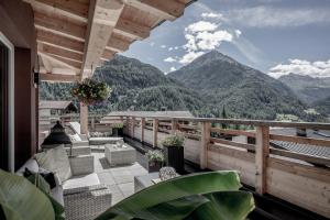 uma varanda com vista para uma montanha em Soelden Lounge em Sölden