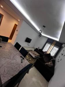 una sala de estar con una cama y un sofá en Fatimides 2, en El Aouina Station