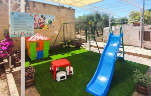 einen Spielplatz mit Rutsche und Schaukel in der Unterkunft 2 Bedroom Pet Friendly Apartment In Casal Velino in Castellammare di Velia