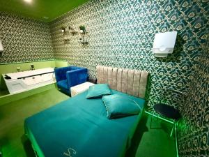 Un dormitorio con una cama azul y una bañera. en Hostel, en Ereván