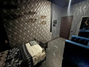 Un dormitorio con una cama y una pared con peces. en Hostel, en Ereván 9 fotos más