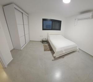 Giường trong phòng chung tại B&B Amit 15 minutes from the airport - אירוח כפרי עמית 15 דקות משדה תעופה