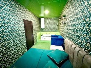 y baño con sofá y bañera. en Hostel, en Ereván