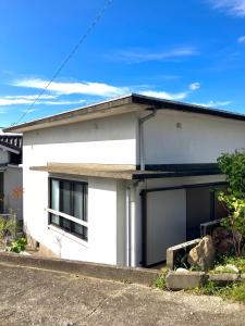 志摩市にあるお宿イヌとネコとの白い家