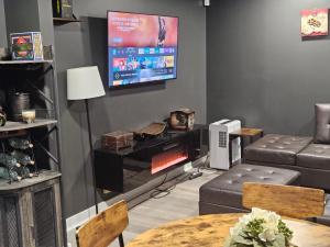 TV a/nebo společenská místnost v ubytování Stylish 4BR Haven Near AUC and Downtown ATL + 34 fotografií